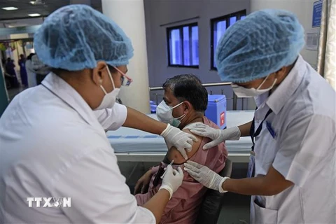 Tiêm vắcxin ngừa COVID-19 cho một nhân viên y tế tại Ahmedabad, Ấn Độ ngày 16/1/2021. (Ảnh: AFP/TTXVN)