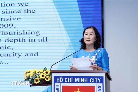 Bà Ngô Thị Phương Thiện, Phó Chủ tịch kiêm Tổng Thư ký Hội hữu nghị Việt Nam-Australia Thành phố Hồ Chí Minh phát biểu tại buổi họp mặt. (Ảnh: Xuân Khu/TTXVN)