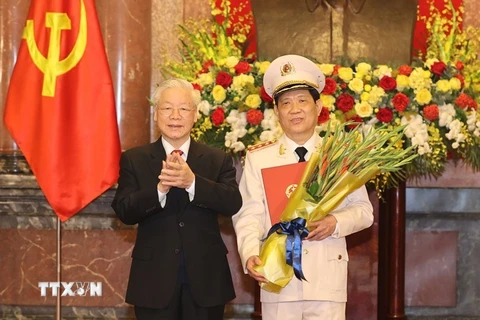 Tổng Bí thư, Chủ tịch nước Nguyễn Phú Trọng, Bí thư Quân ủy Trung ương trao Quyết định thăng cấp bậc hàm từ Trung tướng lên Thượng tướng đối với ông Nguyễn Văn Sơn. (Ảnh: Trí Dũng/TTXVN)