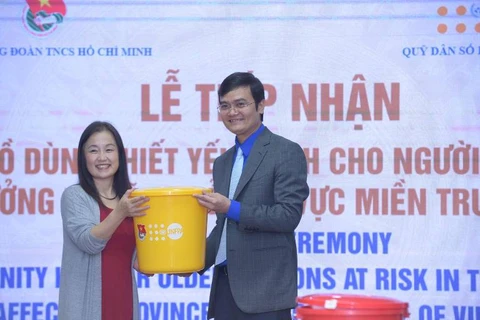 Bà Naomi Kitahara, Trưởng đại diện Quỹ Dân số Liên Hợp Quốc (UNFPA) tại Việt Nam bàn giao 3.704 bộ đồ dùng thiết yếu cho Bí thư Thường trực Trung ương Đoàn Bùi Quang Huy. (Nguồn: Doanthanhnien.vn)