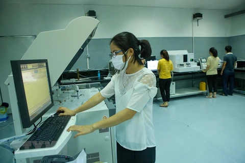 Máy xét nghiệm hiện đại được lắp đặt tại Bệnh viện dã chiến Cung thể thao Tiên Sơn hồi tháng 8/2020. (Ảnh: Trần Lê Lâm/TTXVN)