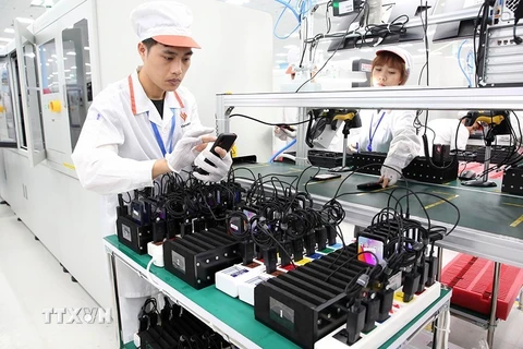 Sản xuất điện thoại thông minh giá rẻ tại Nhà máy sản xuất thiết bị điện tử thông minh của VinSmart (Tập đoàn Vingroup) trong Khu công nghệ cao Hòa Lạc (Hà Nội). (Ảnh: Anh Tuấn - TTXVN)