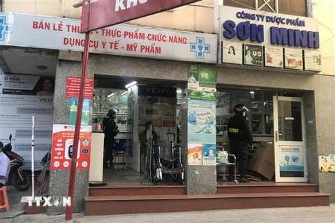 Lực lượng Công an tỉnh Đồng Nai khám xét nhà thuốc Mẫn Sơn Minh trên địa bàn thành phố Biên Hòa. (Ảnh: Lê Xuân/TTXVN)