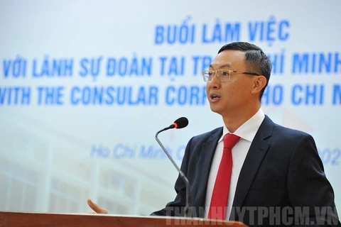 Quyền Giám đốc Sở Ngoại vụ Trần Phước Anh phát biểu tại buổi gặp gỡ. (Nguồn: Hcmcpv.org.vn)