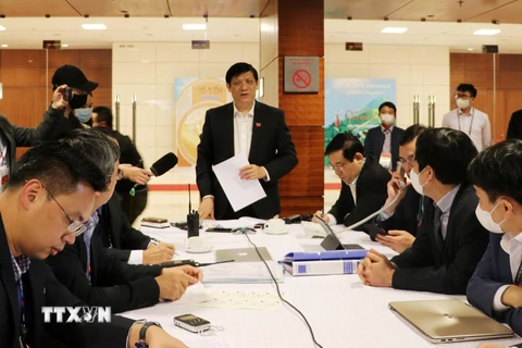  Bộ trưởng Bộ Y tế Nguyễn Thanh Long chỉ đạo triển khai các biện pháp chống dịch COVID-19 tại Hải Dương, Quảng Ninh. (Ảnh: TTXVN phát)