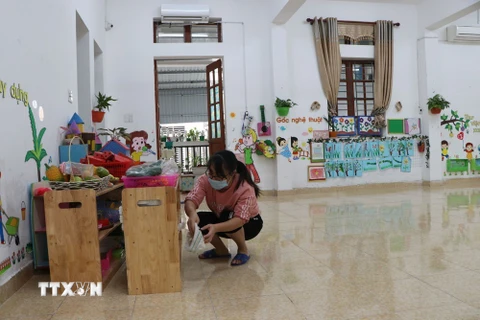 Giáo viên trường mầm non Thanh Bình (phường Thanh Bình, thành phố Hải Dương) vẫn đến trường để thực hiện vệ sinh trường lớp, đảm bảo công tác phòng chống dịch COVID-19. (Ảnh: Mạnh Minh/TTXVN)