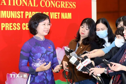 Đại biểu Bùi Huyền Mai, Ủy viên Ban Thường vụ, Trưởng Ban Tuyên giáo Thành ủy Hà Nội trả lời phỏng vấn. (Ảnh: TTXVN)