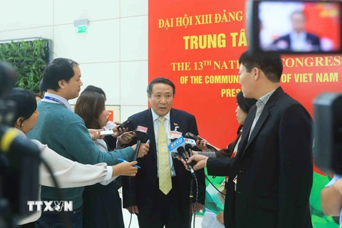 Ông Hà Sỹ Đồng (Đoàn đại biểu Đảng bộ tỉnh Quảng Trị) trả lời phỏng vấn của phóng viên các cơ quan thông tấn, báo chí. (Ảnh: TTXVN)