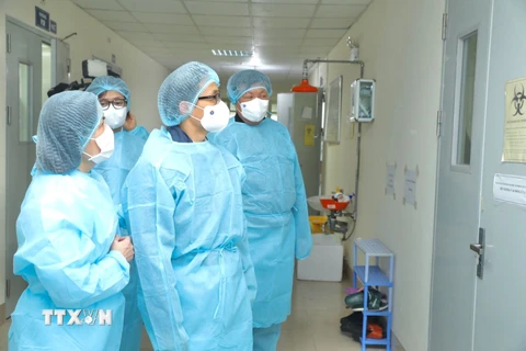 Phó Thủ tướng Vũ Đức Đam và các đại biểu thăm khu làm xét nghiệm COVID-19 tại CDC Hà Nội. (Ảnh: Minh Quyết/TTXVN)