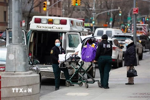 Nhân viên y tế chuyển bệnh nhân COVID-19 tới trung tâm y tế NYU Langone ở New York, Mỹ. (Ảnh: THX/TTXVN)