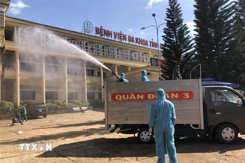 Lực lượng Tiểu đoàn Hóa học 21- Quân đoàn 3 phun hóa chất khử khuẩn tại Bệnh viện Đa khoa tỉnh Gia Lai và Bệnh viện Y Dược Hoàng Anh Gia Lai. (Ảnh: Quang Thái/TTXVN)