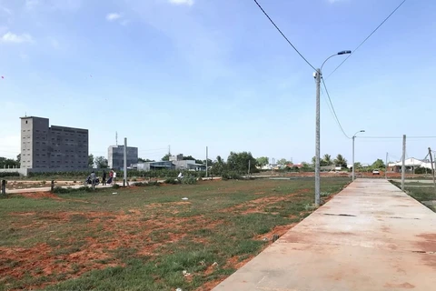 Khu vực đất phân lô bán nền mới hình thành trên địa bàn thành phố Phan Thiết. (Ảnh: Nguyễn Thanh/TTXVN)