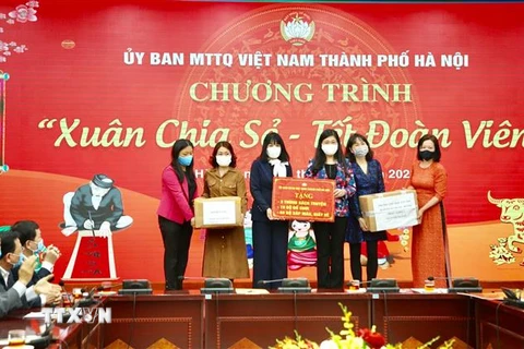 Trao tặng quà học sinh đang thực hiện cách ly tại trường tiểu học Xuân Phương, Hà Nội. (Ảnh: TTXVN phát)