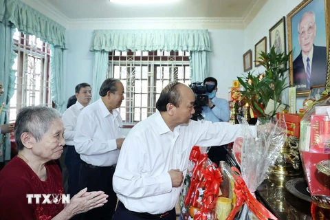 Thủ tướng Nguyễn Xuân Phúc dâng hương tưởng nhớ Chủ tịch Hội đồng Nhà nước Võ Chí Công. (Ảnh: Thống Nhất/TTXVN)