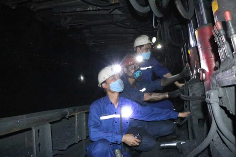 Công nhân thực hiện nghiêm việc đeo khẩu trang phòng, chống dịch trong ca lao động sàn xuất. (Nguồn: Quangninh.gov.vn)