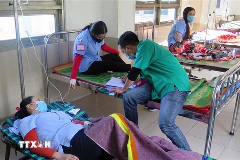 Các công nhân bị ngộ độc thực phẩm đang được điều trị tại Bệnh viện Đa khoa tỉnh Phú Yên. (Ảnh: Xuân Triệu/TTXVN)