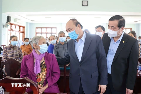 Thủ tướng Nguyễn Xuân Phúc phát biểu tại buổi gặp mặt gia đình chính sách và hộ nghèo xã Quế Phú, huyện Quế Sơn, tỉnh Quảng Nam. (Ảnh: Thống Nhất/TTXVN)