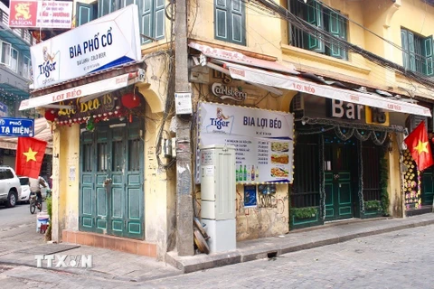 Phố Tạ Hiện đóng cửa hàng loạt để phòng dịch COVID-19 theo chỉ đạo của Ủy ban Nhân dân thành phố Hà Nội. (Ảnh: Minh Nghĩa/TTXVN)