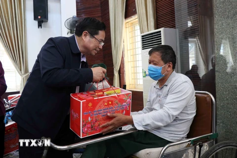 Ông Phạm Minh Chính, Ủy viên Bộ Chính trị, Trưởng Ban Tổ chức Trung ương cùng các lãnh đạo tỉnh Bắc Ninh tặng quà các thương, bệnh binh tại Trung tâm điều dưỡng thương binh Thuận Thành. (Ảnh: Thanh Thương/TTXVN)