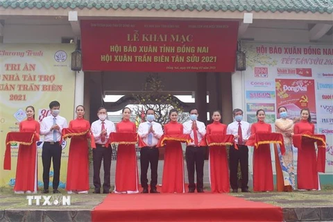 Cắt băng khai mạc Hội báo Xuân Tân Sửu 2021 tại tỉnh Đồng Nai. (Ảnh: Lê Xuân/TTXVN)