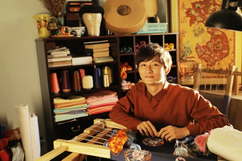 Chàng trai trẻ Trần Nguyễn Trung Hiếu tại xưởng may của mình. (Nguồn: Bvhttdl.gov.vn)
