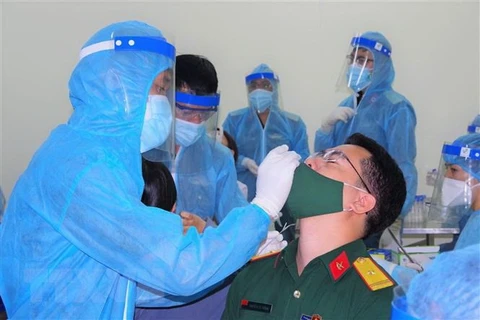 Lấy mẫu xét nghiệm tầm soát cho cán bộ, nhân viên Bệnh viện Quân y 175 Thành phố Hồ Chí Minh. (Ảnh: Đinh Hằng/TTXVN)