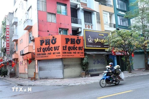 Quán ăn sáng và càphê vỉa hè tại khu đô thị Văn Quán, quận Hà Đông đóng cửa để thực hiện phòng chống COVID-19. (Ảnh: Phan Tuấn Anh/TTXVN)
