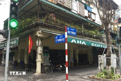 Quán càphê đóng cửa trên phố Bà Triệu. (Ảnh: Doãn Tấn/TTXVN)