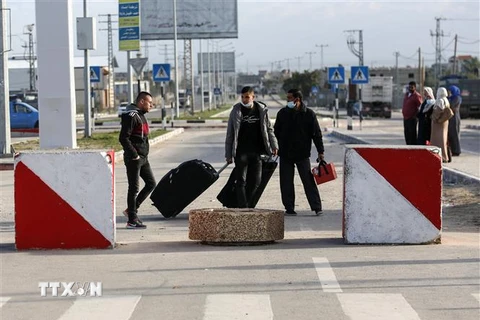 Người dân Palestine đi qua cửa khẩu Rafah ở khu vực biên giới phía Nam Dải Gaza, giáp Ai Cập ngày 9/2/2021. (Ảnh: AFP/TTXVN)