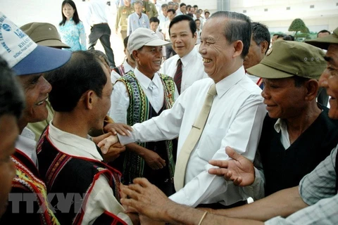 Phó Thủ tướng Trương Vĩnh Trọng tiếp Đoàn đại biểu gia đình chính sách, gia đình có công với Cách mạng của hai tỉnh Gia Lai và Kiên Giang, ngày 23/5/2007, tại Hà Nội. (Ảnh: Tùng Lâm/TTXVN)