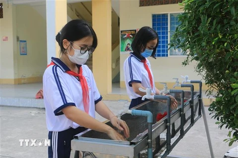 Học sinh rửa tay trước khi vào lớp. (Ảnh: Lê Thúy Hằng/TTXVN)