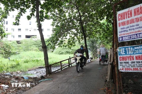 Khu đất làm Công viên Văn hóa-Du lịch thể thao phía Nam đường Tạ Quang Bửu, quận 8 bị bỏ hoang nhiều năm nay. (Ảnh: Trần Xuân Tình/TTXVN)