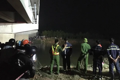Lực lượng chức năng tìm kiếm nam học sinh bị rơi xuống sông. (Nguồn: Lao Động)