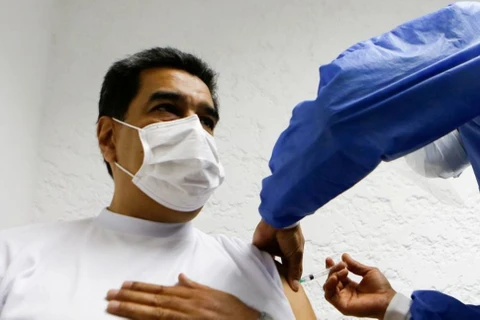 Tổng thống Venezuela được tiêm liều vắcxin Sputnik V đầu tiên. (Nguồn: Reuters)