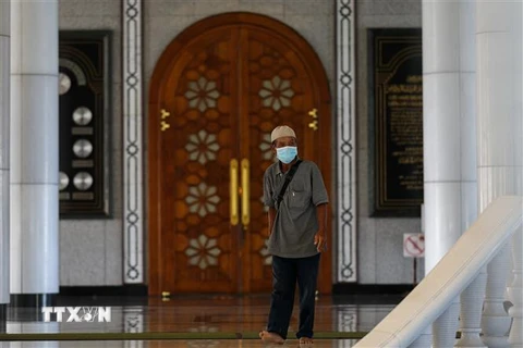 Người dân đeo khẩu trang phòng lây nhiễm COVID-19 tại Bandar Seri Begawan, Brunei, ngày 16/3/2020. (Ảnh: AFP/TTXVN)