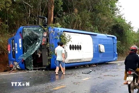 Xe khách 36B-03406 bị lật trên Quốc lộ 14, đoạn qua xã Đăk Dục, huyện Ngọc Hồi, tỉnh Kon Tum. (Ảnh: Khoa Chương/TTXVN)