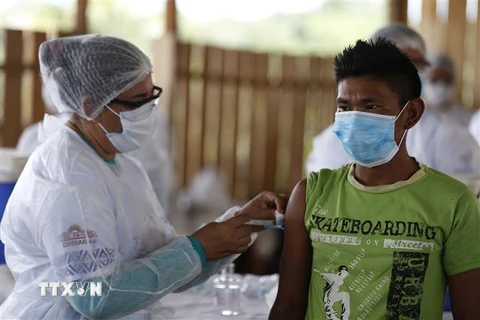 Nhân viên y tế tiêm vaccine phòng COVID-19 cho người dân tại thành phố Sao Gabriel da Cachoeira, bang Amazonas, Brazil, ngày 3/3/2021. (Ảnh: THX/TTXVN)