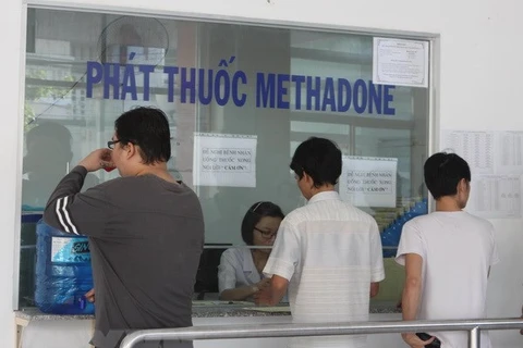 Uống Methadone để điều trị cai nghiện ma túy. (Ảnh: Phương Vy/TTXVN)