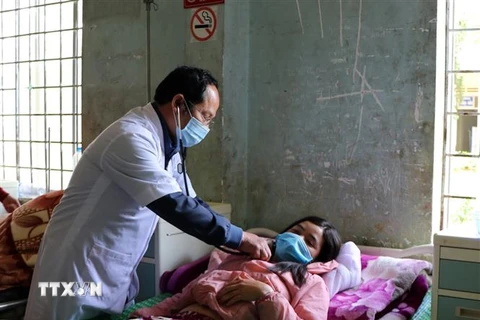 Một bệnh nhân được điều trị tại Trung tâm Y tế huyện Kon PLong. (Ảnh: Cao Nguyên/TTXVN)