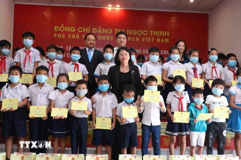 Phó Chủ tịch nước Đặng Thị Ngọc Thịnh tặng quà cho học sinh là con em công nhân làm việc tại Khu công nghiệp Điện Nam-Điện Ngọc. (Ảnh: Đoàn Hữu Trung/TTXVN)