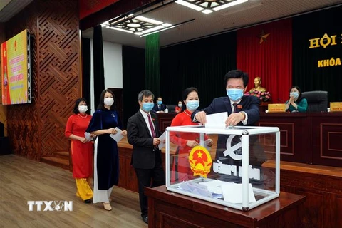 Bỏ phiếu bầu bổ sung các chức danh HĐND và UBND tỉnh Hải Dương, nhiệm kỳ 2016-2021. (Ảnh: Mạnh Tú/TTXVN)