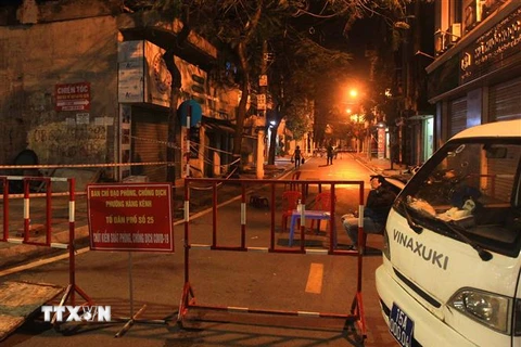 Lực lượng chức năng khoanh vùng, lập chốt kiểm soát dịch tại địa chỉ 184 Nguyễn Công Trứ (quận Lê Chân, Hải Phòng). (Ảnh: An Đăng/TTXVN)