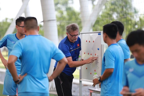HLV Troussier và các cộng sự lên kế hoạch xây dựng lực lượng cho đội tuyển U18 Việt Nam hướng tới mục tiêu cạnh tranh suất tham dự VCK U20 châu Á 2023. (Nguồn: VFF)