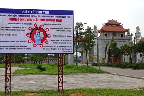 Bảng khuyến cáo về phòng chống dịch COVID-19 của Sở Y tế Phú Thọ được đặt ở cổng chính vào Khu di tích Đền Hùng. (Ảnh: Trung Kiên/TTXVN)