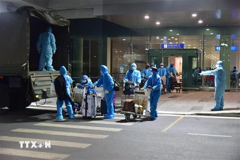 Các công dân trở về từ Hàn Quốc làm thủ tục nhập cảnh tại Sân bay Quốc tế Cần Thơ. (Ảnh: Chanh Đa/TTXVN)