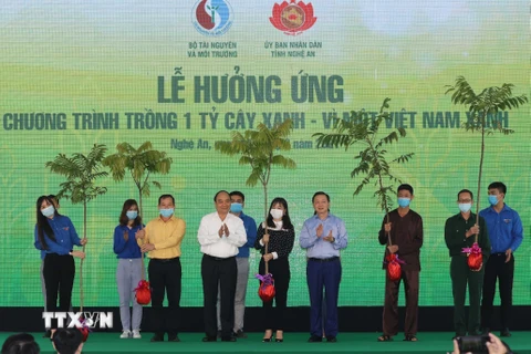 Thủ tướng Nguyễn Xuân Phúc tặng cây cho nhân dân huyện Đô Lương. (Ảnh: Thống Nhất/TTXVN)