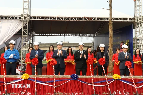 Bí thư Thành ủy Hà Nội Vương Đình Huệ với các đại biểu tham dự Lễ động thổ xây dựng công trình Cung thiếu nhi Hà Nội. (Ảnh: Văn Điệp/TTXVN)