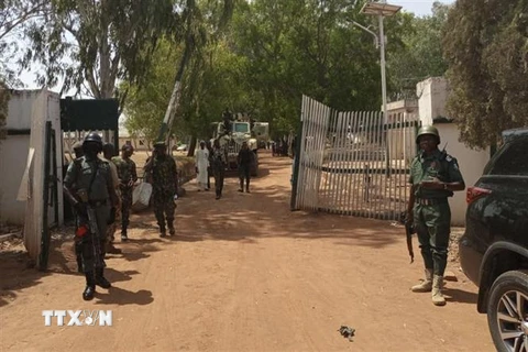 Lực lượng an ninh Nigeria gác tại cổng trường đại học ở bang Kuduna nơi 39 sinh viên bị bắt cóc, ngày 12/3/2021. (Ảnh: AFP/TTXVN)