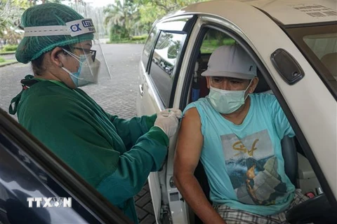 Nhân viên y tế tiêm vaccine phòng COVID-19 cho người dân tại Bali, Indonesia, ngày 28/2/2021. (Ảnh: THX/TTXVN)
