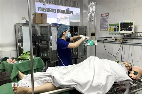 Một nạn nhân trong vụ tai nạn được cấp cứu tại Bệnh viện Đa khoa 115 Nghệ An. (Ảnh: Tá Chuyên/TTXVN)